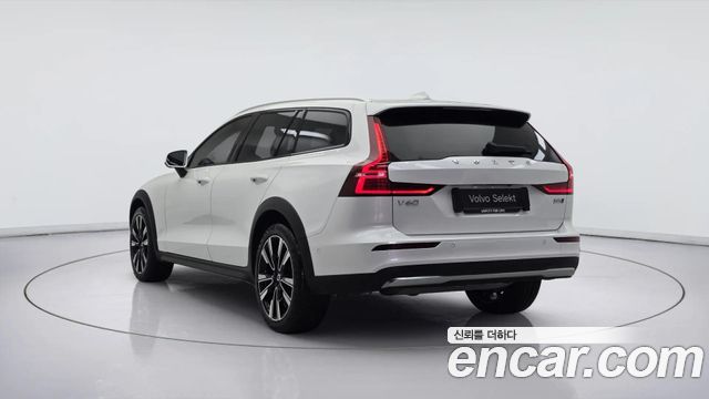 Volvo V60 B5 Ultra AWD — пробег 12 329 км — фото 3 из 5