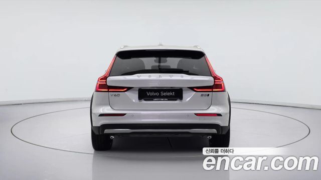 Volvo V60 B5 Ultra AWD — пробег 12 329 км — фото 4 из 5