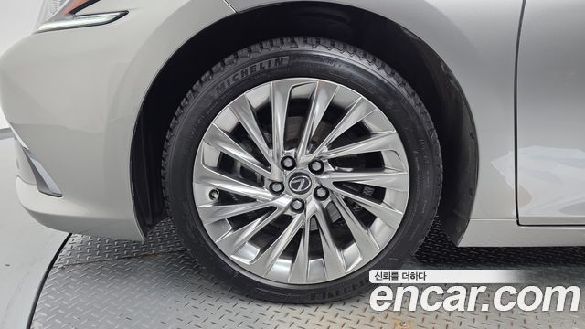 Lexus ES Luxury Plus — пробег 82 084 км — фото 5 из 5