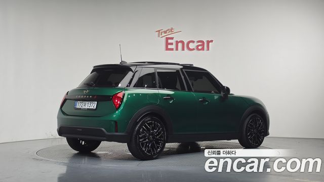 Mini Cooper 5 Door Favoured — пробег 9 741 км — фото 2 из 5