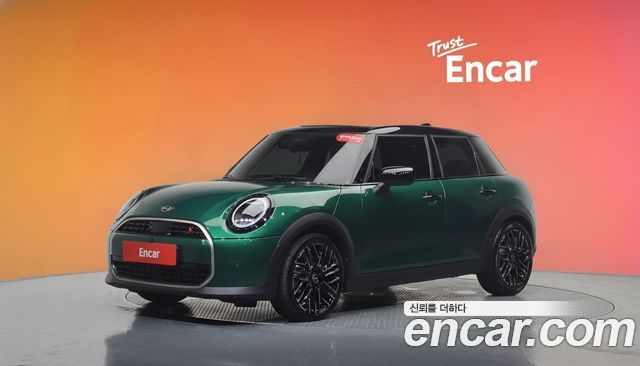 Mini Cooper 5 Door Favoured — пробег 9 741 км — фото 1 из 5