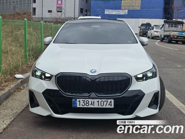 BMW 5-Series 530e xDrive M Sport Pro — пробег 30 000 км — фото 2 из 5