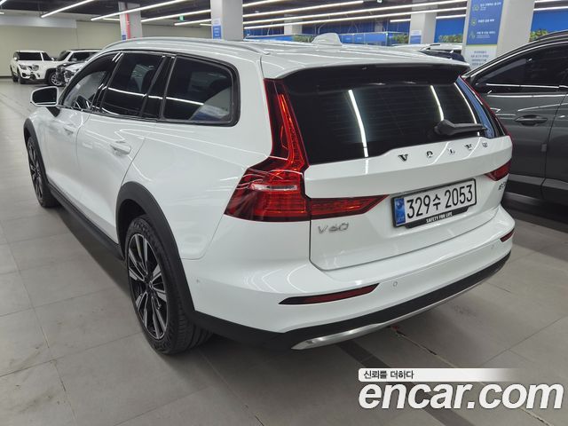 Volvo V60 B5 Ultimate AWD — пробег 28 000 км — фото 4 из 5