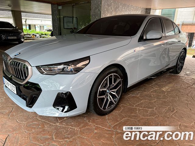 BMW 5-Series 520i M Sport — пробег 4 300 км — фото 2 из 5