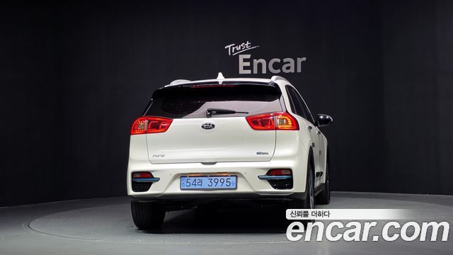 Kia Niro Prestige — пробег 174 526 км — фото 4 из 5