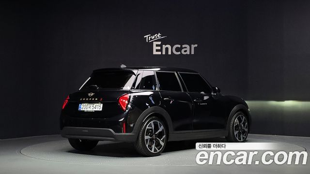 Mini Cooper 5 Door Favoured — пробег 3 553 км — фото 2 из 5