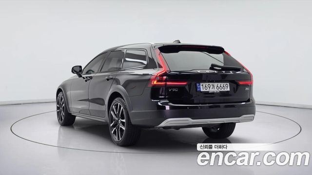 Volvo V90 B5 Ultimate AWD — пробег 4 038 км — фото 4 из 5
