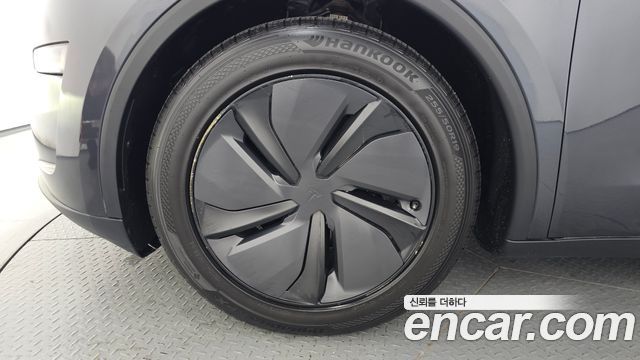 Tesla Model Y RWD — пробег 27 950 км — фото 5 из 5
