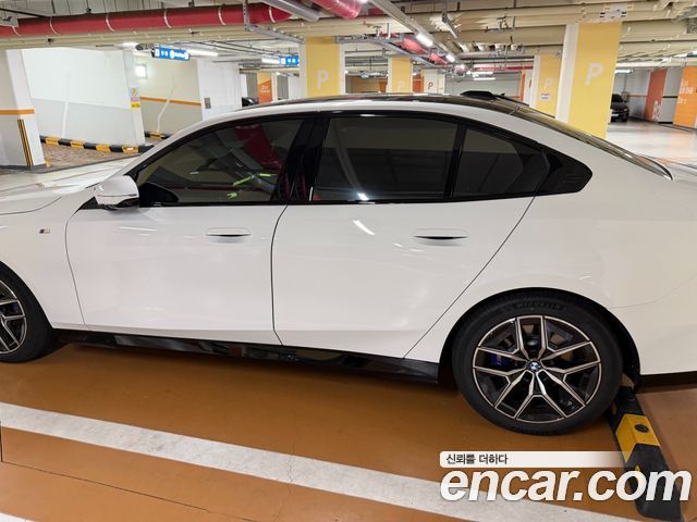 BMW 5-Series 520i M Sport — пробег 3 500 км — фото 3 из 5