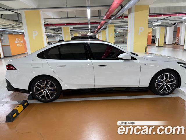 BMW 5-Series 520i M Sport — пробег 3 500 км — фото 4 из 5