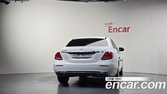 Mercedes-Benz E-Class E220d Avantgarde — пробег 177 583 км — фото 4 из 5