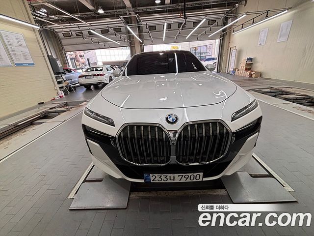 BMW 7-Series 740d xDrive M Sport — пробег 12 680 км — фото 1 из 5