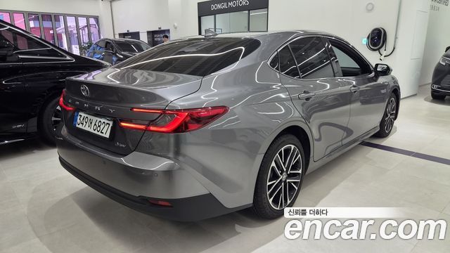 Toyota Camry 2.5 XLE Hybrid — пробег 8 731 км — фото 2 из 5