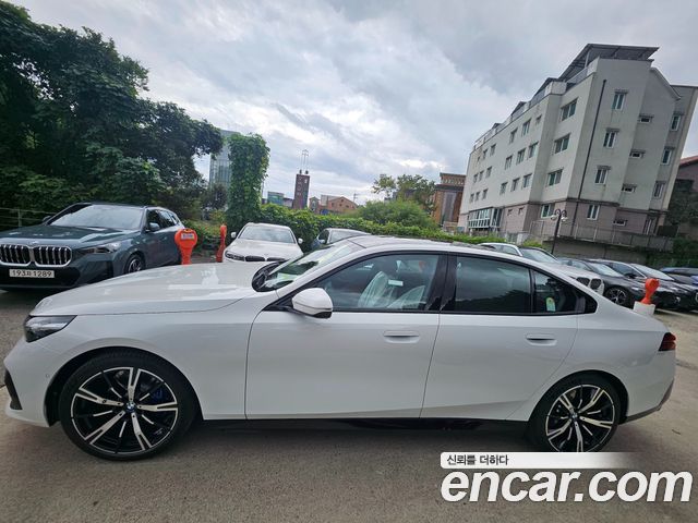 BMW 5-Series 530i xDrive M Sport — пробег 100 км — фото 3 из 5
