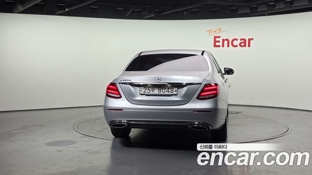 Mercedes-Benz E-Class E220d Avantgarde — пробег 191 700 км — фото 4 из 5