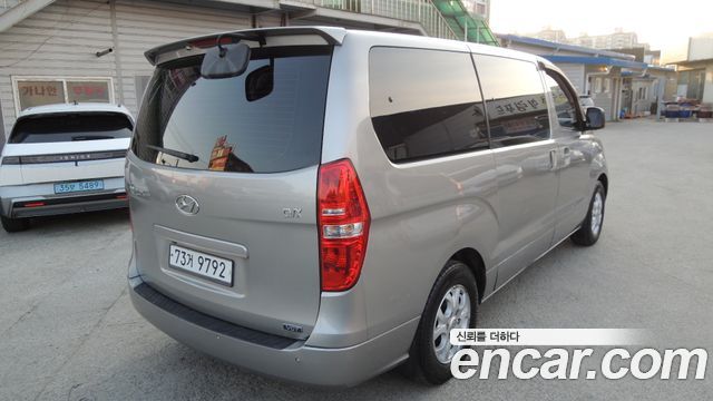 Hyundai Starex 12-Seater Wagon CVX Luxury — пробег 331 867 км — фото 4 из 5