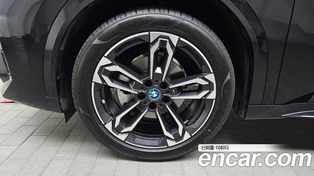 BMW iX2 eDrive 20 M Sport — пробег 7 208 км — фото 5 из 5