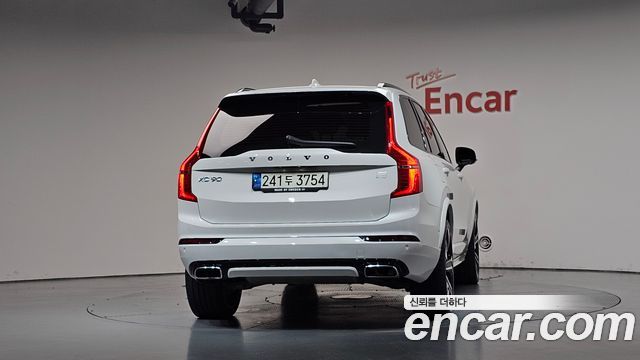 Volvo XC90 T8 R-Design Hybrid — пробег 49 878 км — фото 4 из 5