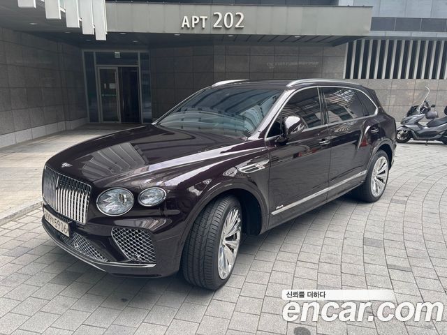 Bentley Bentayga 4.0 V8 EWB First Edition — пробег 9 815 км — фото 1 из 5