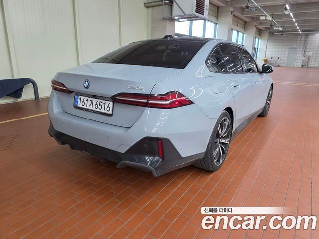 BMW 5-Series 530e M Sport — пробег 4 200 км — фото 2 из 5
