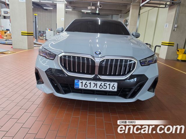 BMW 5-Series 530e M Sport — пробег 4 200 км — фото 3 из 5