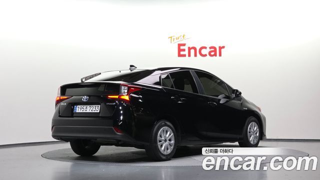 Toyota Prius 1.8 — пробег 66 820 км — фото 2 из 5