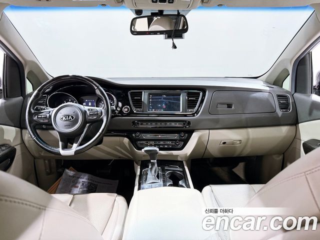 Kia Carnival 7-seater Limousine VIP — пробег 204 370 км — фото 4 из 5