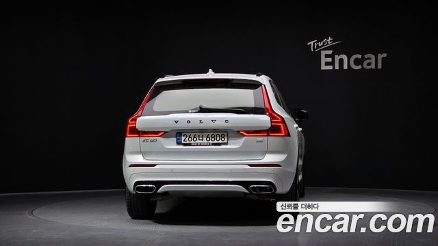 Volvo XC60 T8 R-Design — пробег 56 860 км — фото 4 из 5