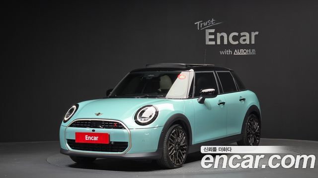 Mini Cooper 5 Door Favoured — пробег 4 438 км — фото 1 из 5