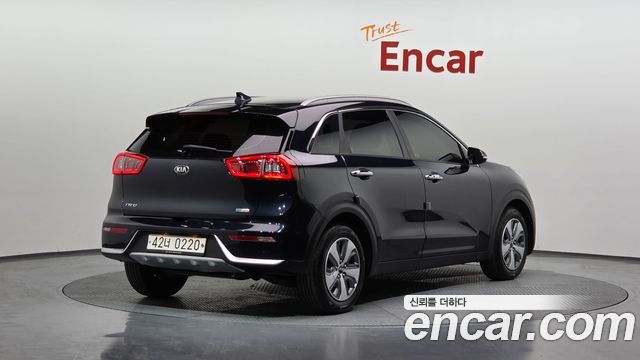 Kia Niro Prestige — пробег 80 773 км — фото 2 из 5