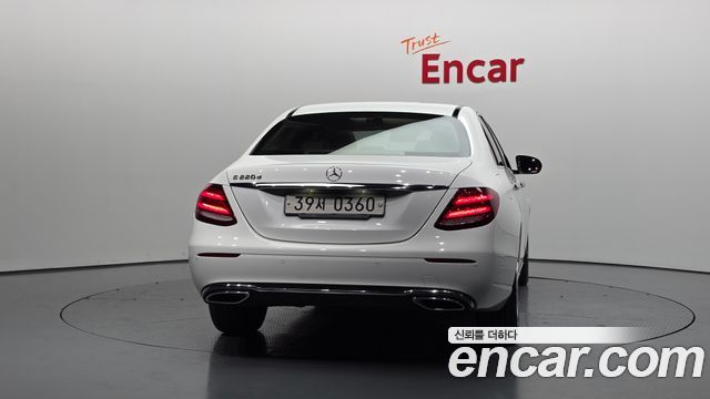 Mercedes-Benz E-Class E220d Avantgarde — пробег 100 313 км — фото 4 из 5