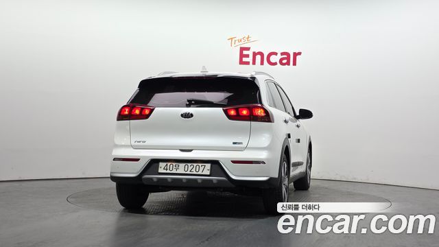 Kia Niro Luxury — пробег 95 861 км — фото 4 из 5