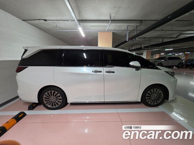 Lexus LM 500h Executive — пробег 5 800 км — фото 3 из 5