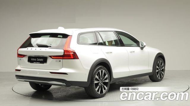 Volvo V60 B5 Ultra AWD — пробег 7 322 км — фото 4 из 5