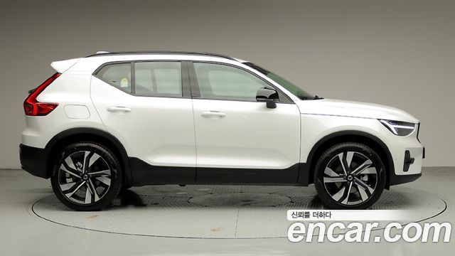 Volvo XC40 B4 Ultra Dark — пробег 5 096 км — фото 3 из 5
