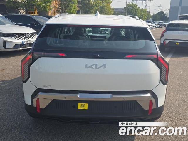 Kia EV3 Long Range 2WD Earth — пробег 4 км — фото 5 из 5