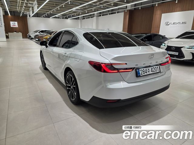 Toyota Camry 2.5 XLE Hybrid — пробег 8 343 км — фото 2 из 5