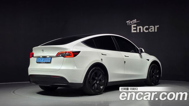 Tesla Model Y Standard Range RWD — пробег 71 606 км — фото 2 из 5
