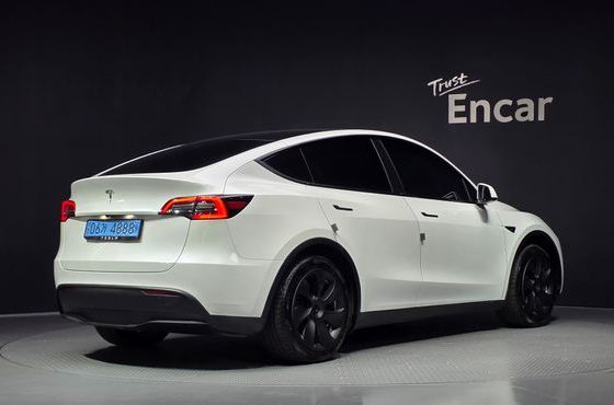 Tesla Model Y Standard Range RWD — пробег 71 606 км — фото 2 из 5