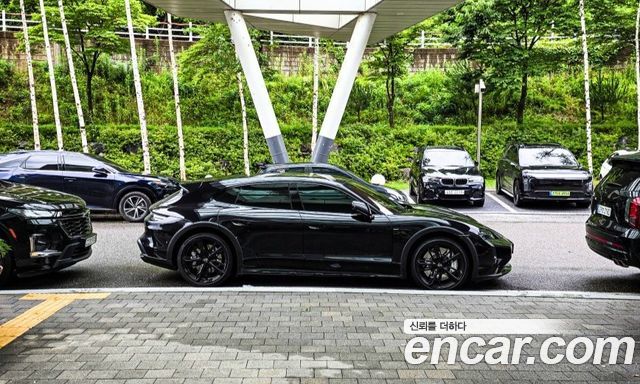 Porsche Taycan Turbo Cross Turismo — пробег 7 600 км — фото 3 из 5