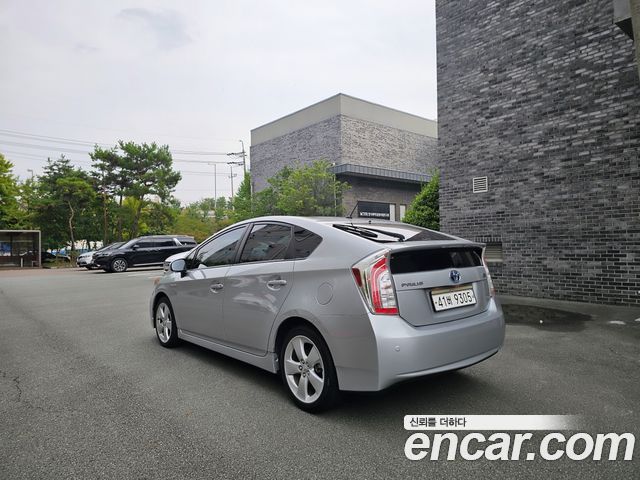 Toyota Prius 1.8 M — пробег 94 000 км — фото 3 из 5