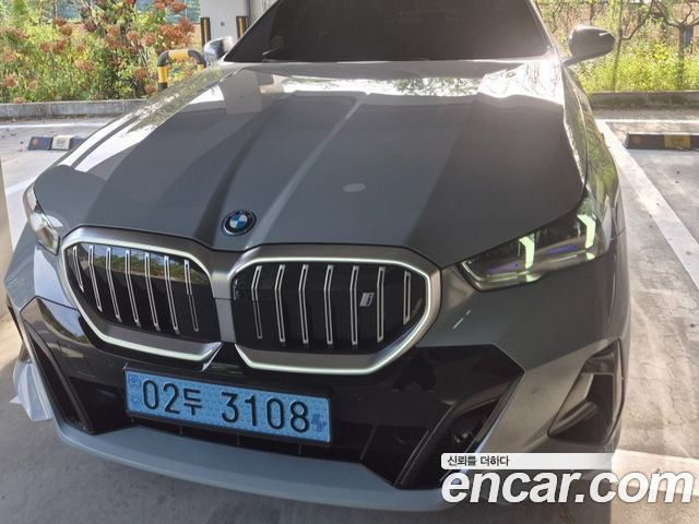 BMW i5 eDrive 40 M Sport — пробег 10 200 км — фото 3 из 5
