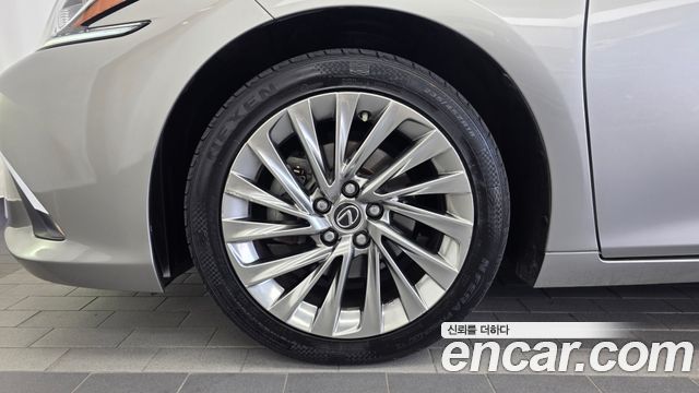 Lexus ES Luxury Plus — пробег 111 450 км — фото 5 из 5