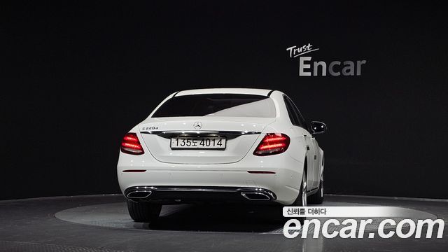 Mercedes-Benz E-Class E220d Avantgarde — пробег 102 498 км — фото 4 из 5