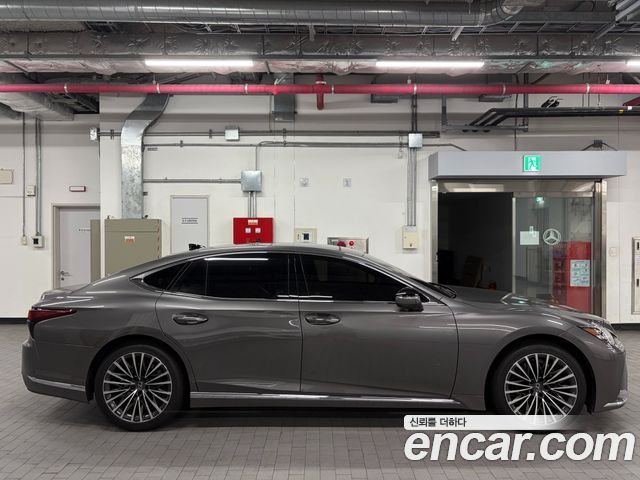Lexus LS 3.5 Luxury AWD — пробег 14 500 км — фото 3 из 5